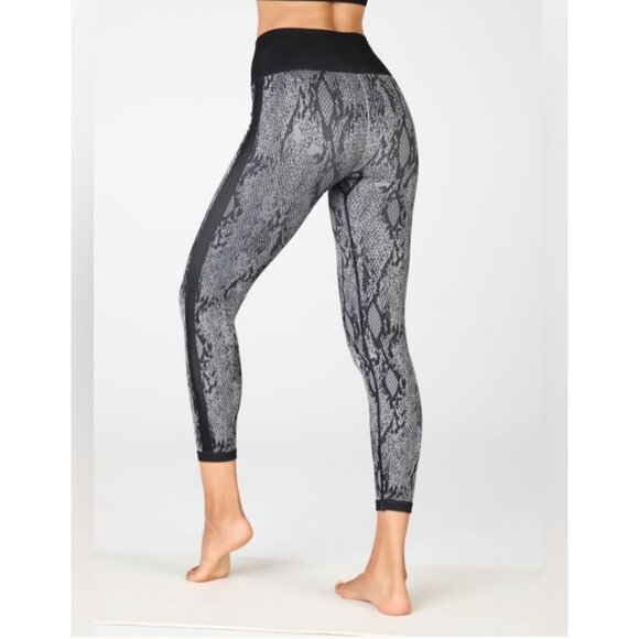 Fabletics High-Waisted Seamless Snakeskin Grey & Black Legging. Size XS - Picture 6 of 7